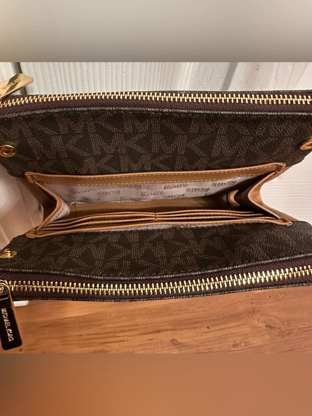 Michael Kors Crossbody Bag-Like New - Picture 10 of 12